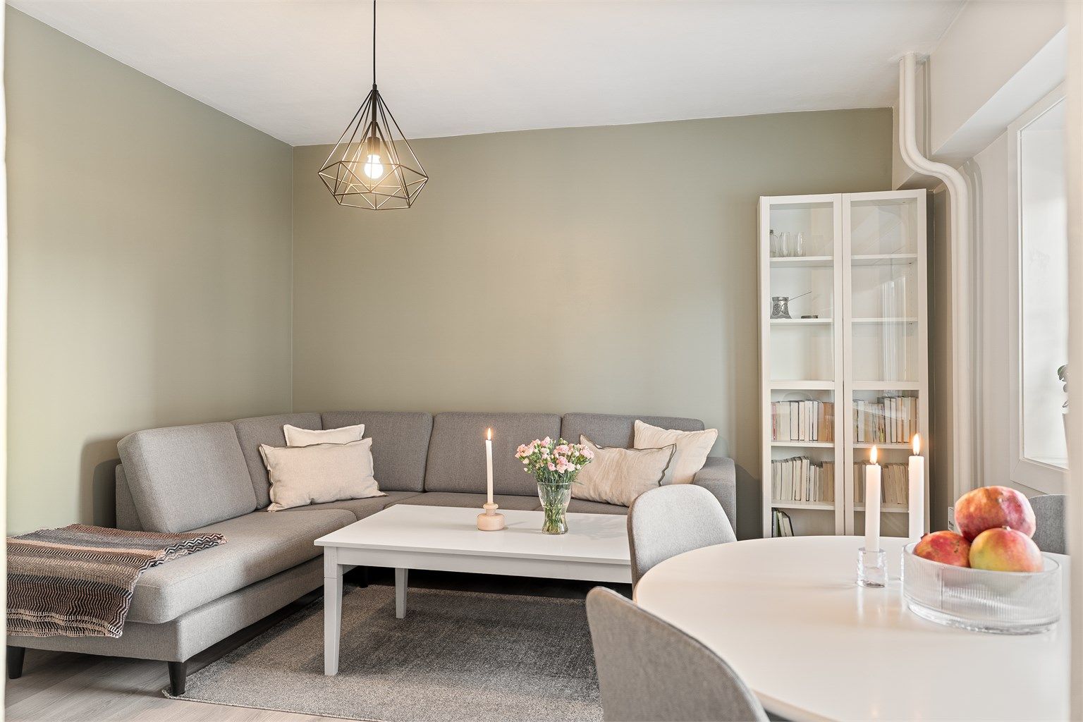 Stuen har en god og funksjonell planløsning og er lett å møblere med de flere sonene i rommet. En sosial og trivelig sone for både hverdager og gjester.