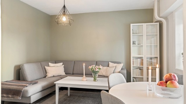 Stuen har en god og funksjonell planløsning og er lett å møblere med de flere sonene i rommet. En sosial og trivelig sone for både hverdager og gjester. Foto: Krokstad-Nervik (Ekaterina Krokstad)