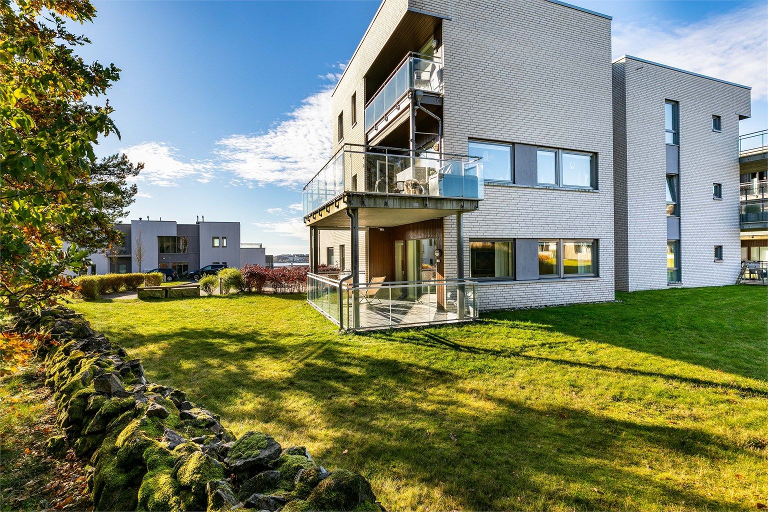 Leiligheten er oppriktig tilbaketrukken, helt øverst i sameiet med skogkanten rett utenfor.