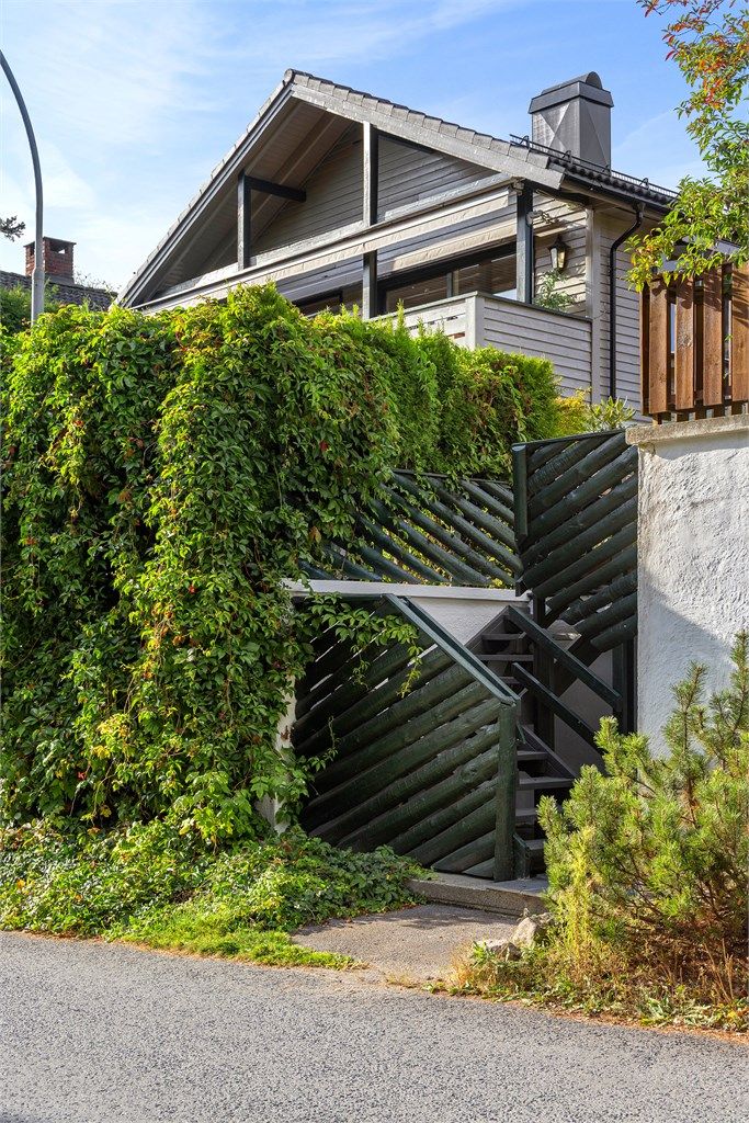 Gjerdene rundt eiendommen er for det meste nybeiset med unntak av gjerdet på sydmuren mot Bjørnveien som er dekket av eføy