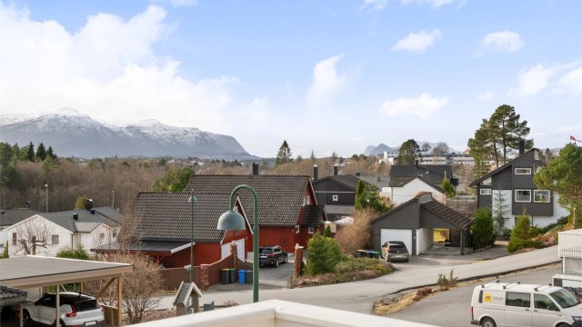 Det er gangavstand til Blindheim Butikksenter med dagligvare, apotek, legekontor og tannlege.
