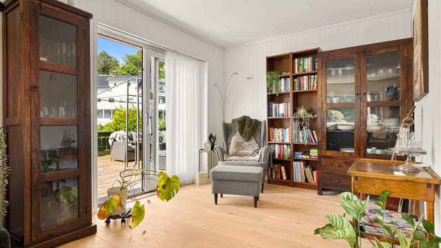 Fra stuen er det direkte utgang til en romslig balkong på 36 m².