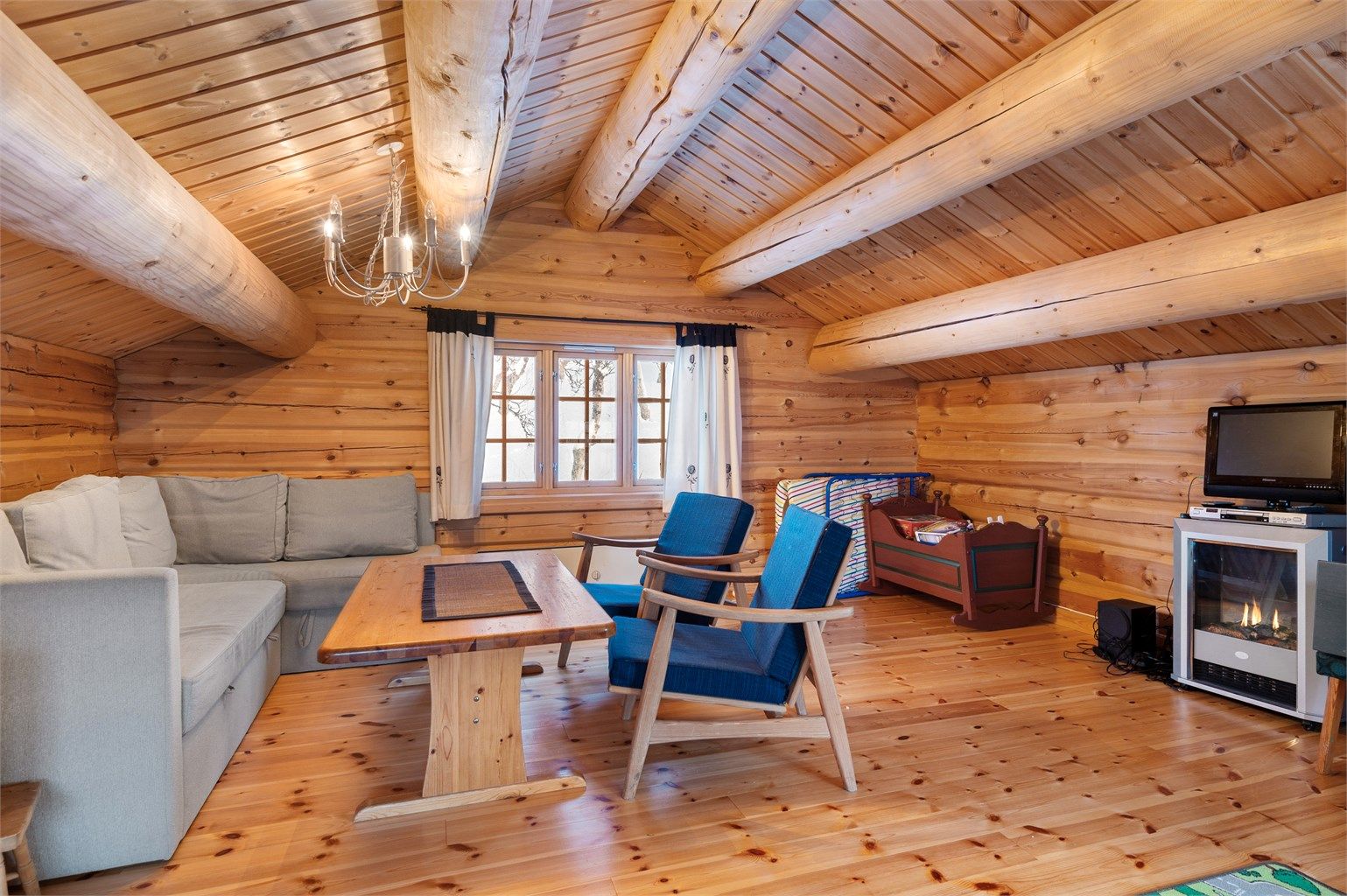 Loftstua er et hyggelig tilleggsareal, med romslig gulvflate og god takhøyde