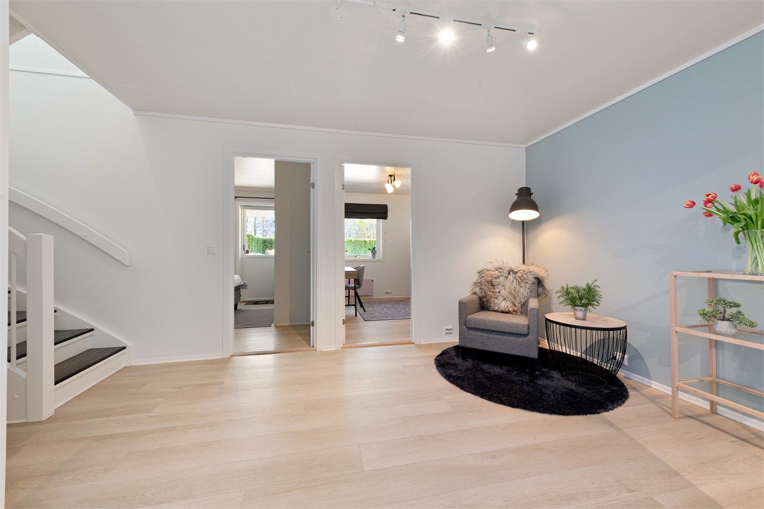 Hallen i første etasje binder sammen soverommene, badet og trappen opp til andre etasje.