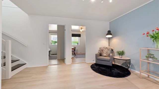 Hallen i første etasje binder sammen soverommene, badet og trappen opp til andre etasje.