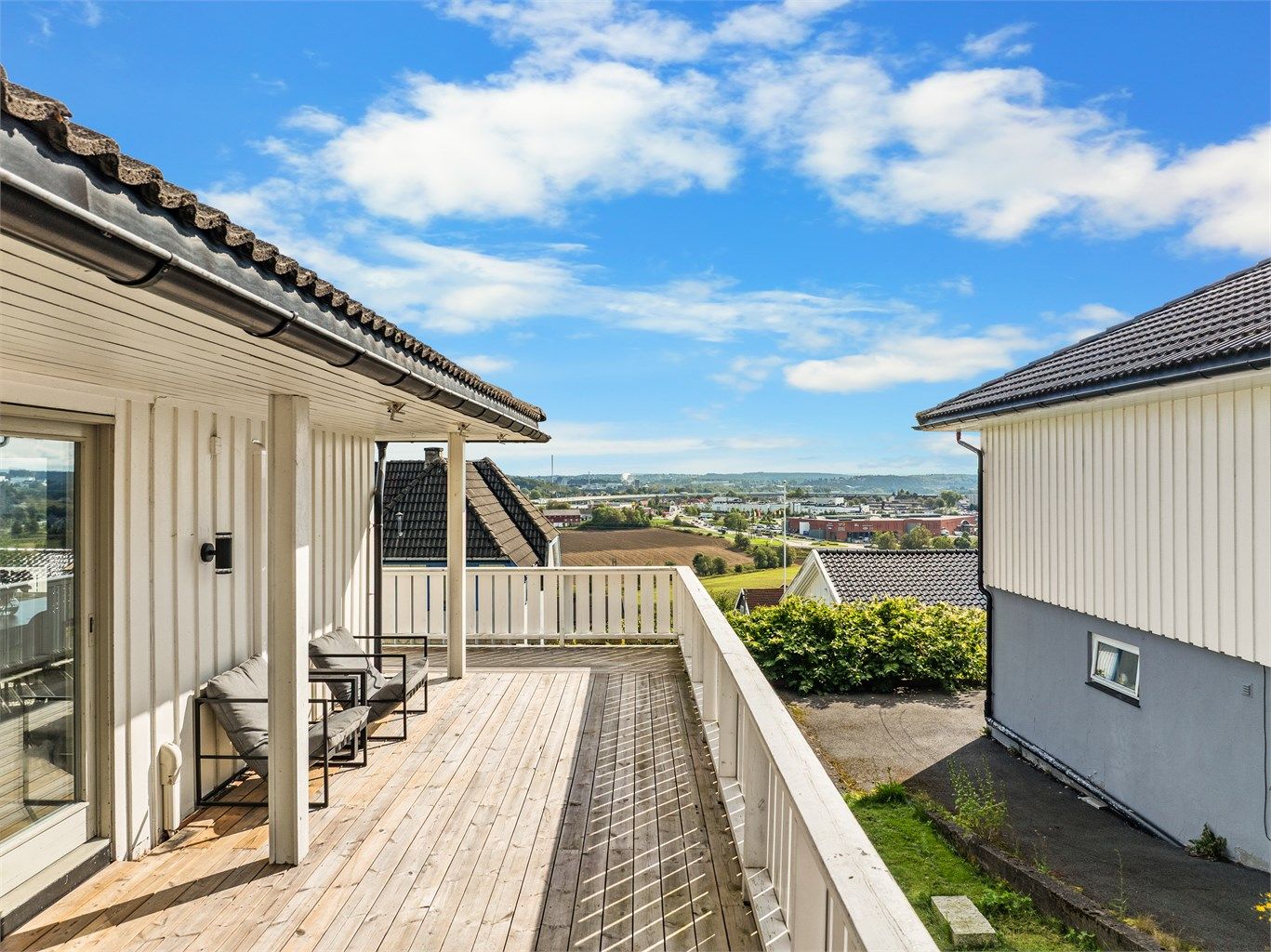 Ute som innendørs i første etasje sees flott utsikt i flere retninger.