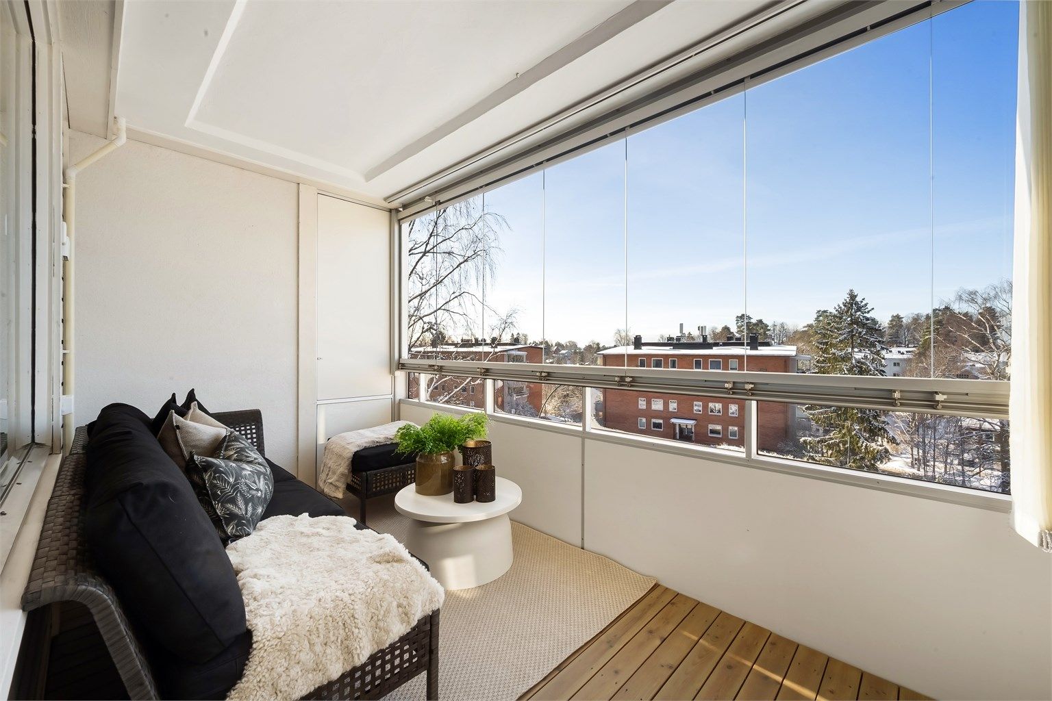 Balkongen har terrassebord på gulvet og er utstyrt med stikkontakter for økt fleksibilitet. Utelys er montert.