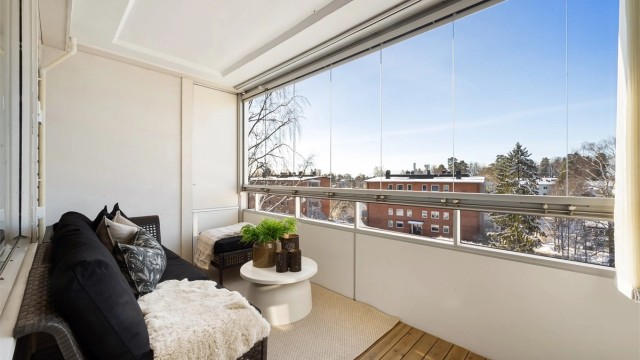 Balkongen har terrassebord på gulvet og er utstyrt med stikkontakter for økt fleksibilitet. Utelys er montert.