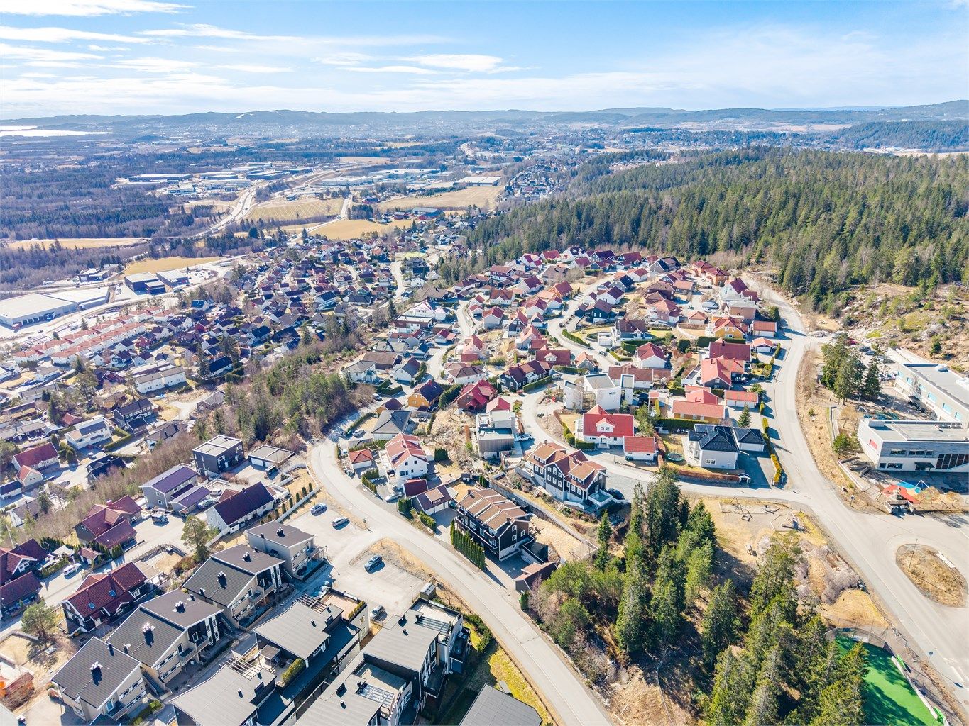 Vardefjellet er et veletablert og populært boligområde med variert bebyggelse og en rolig atmosfære.