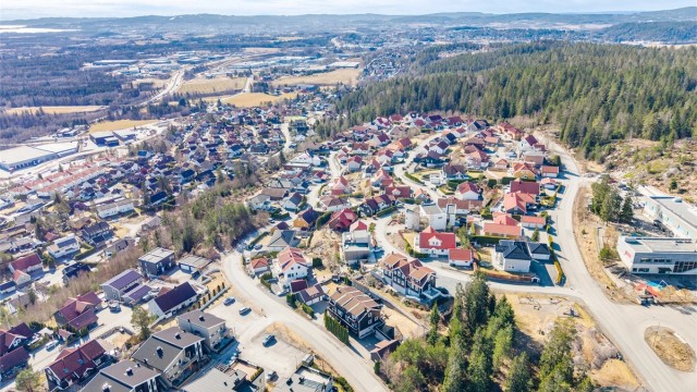 Vardefjellet er et veletablert og populært boligområde med variert bebyggelse og en rolig atmosfære.