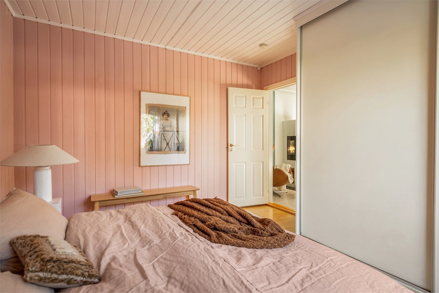 I tillegg har rommet en plassbygd skyvedørsgarderobe som gir gode oppbevaringsmuligheter.