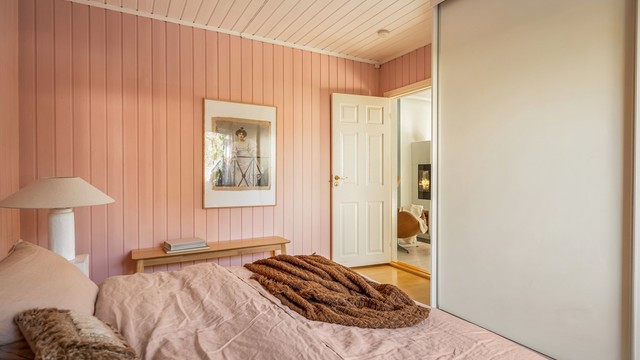 I tillegg har rommet en plassbygd skyvedørsgarderobe som gir gode oppbevaringsmuligheter.