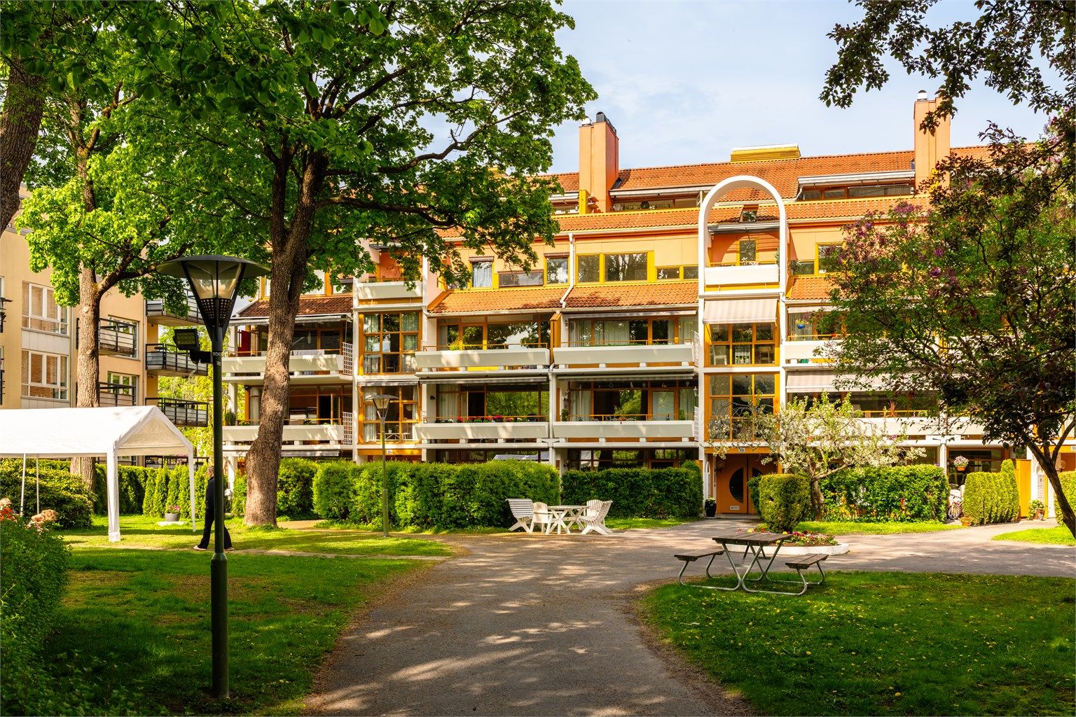 Arkitektonisk og flott bygg fra 80-tallet. 