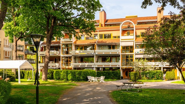 Arkitektonisk og flott bygg fra 80-tallet.