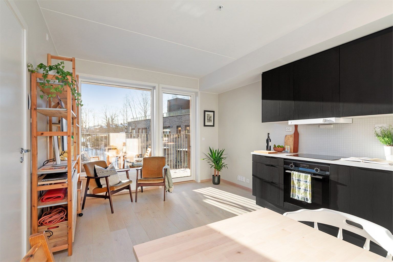 Leiligheten har en meget god intern beliggenhet i byggets 5. etasje, som er toppetasjen. Det er heisadkomst fra inngangsplan