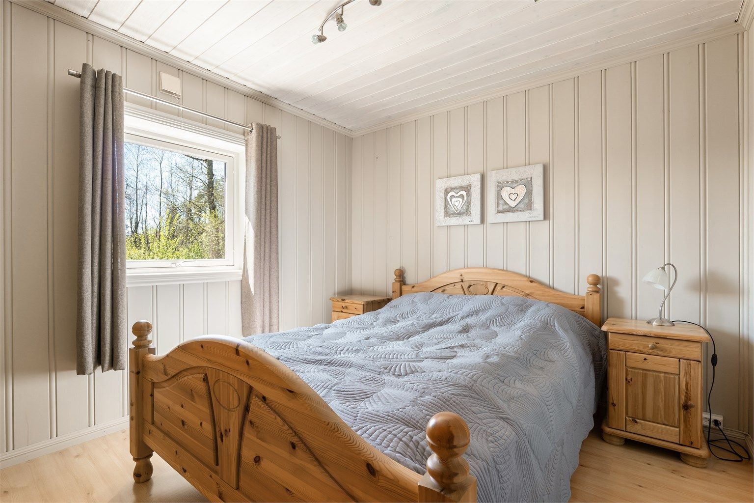Dette soverommet i boligens opprinnelige del er velfungerende som barnerom, men stort nok til også å fylle rollen som hovedsoverom.