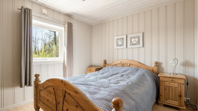 Dette soverommet i boligens opprinnelige del er velfungerende som barnerom, men stort nok til også å fylle rollen som hovedsoverom.