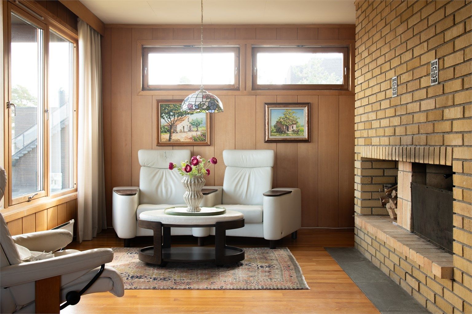 Peisestue med store vindusflater og fantastisk utsikt. 