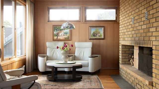 Peisestue med store vindusflater og fantastisk utsikt.