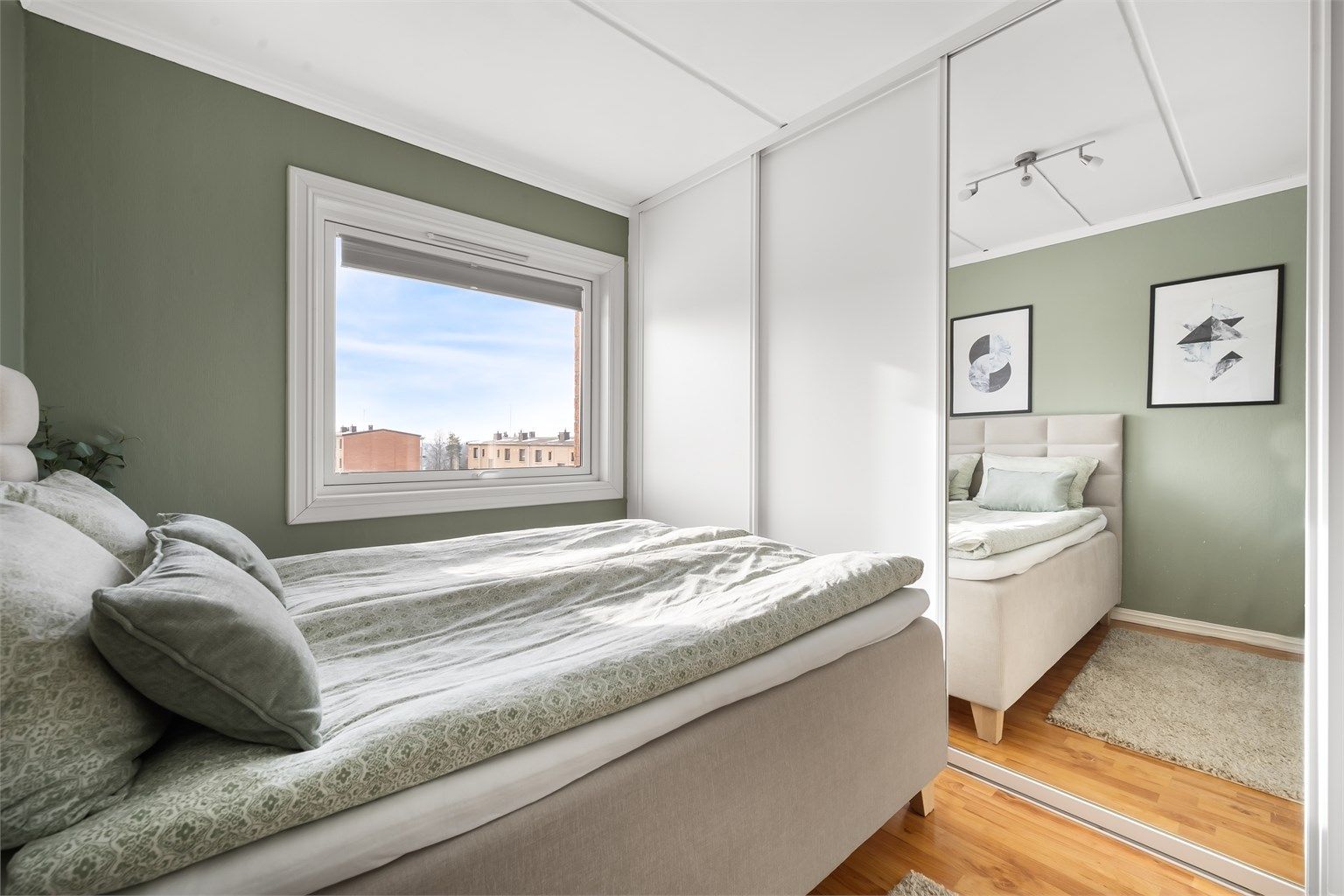 En stor skyvedørsgarderobe med speilfronter gir rikelig med oppbevaringsplass.