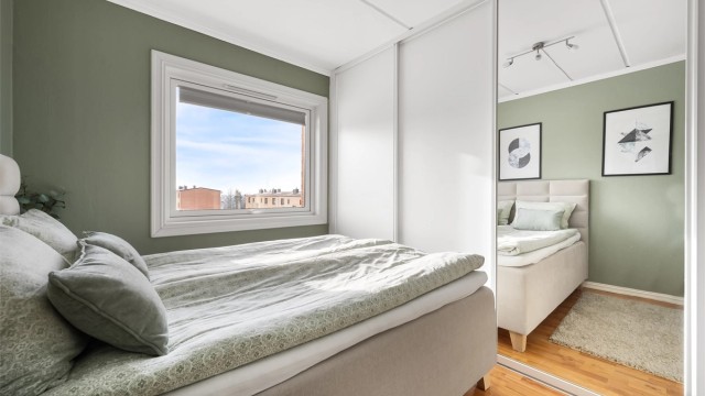 En stor skyvedørsgarderobe med speilfronter gir rikelig med oppbevaringsplass.
