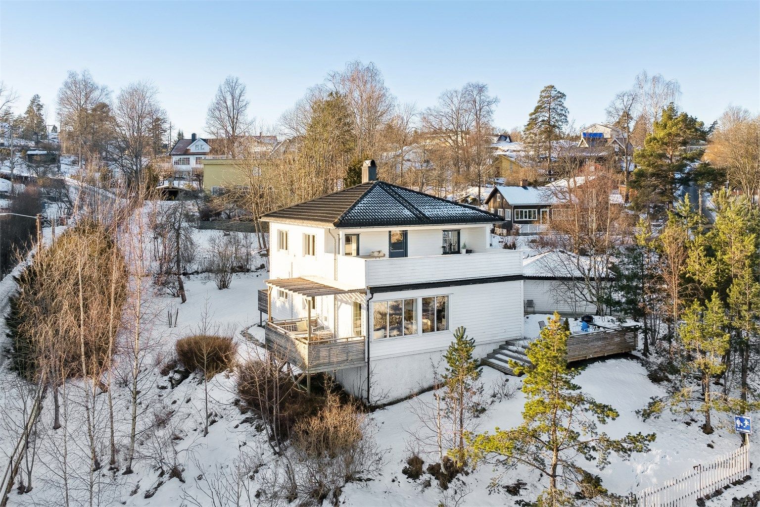 Høyt og frittliggende enebolig på en romslig eiendom på ca. 1 537 kvm med nydelig hage, beliggende i et svært attraktivt og ettertraktet boligområde på Berger.