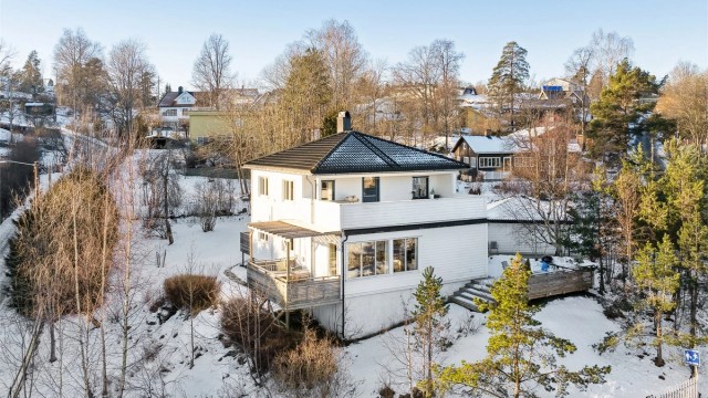 Høyt og frittliggende enebolig på en romslig eiendom på ca. 1 537 kvm med nydelig hage, beliggende i et svært attraktivt og ettertraktet boligområde på Berger. Foto: Per O. Skjellnan v/Efkt