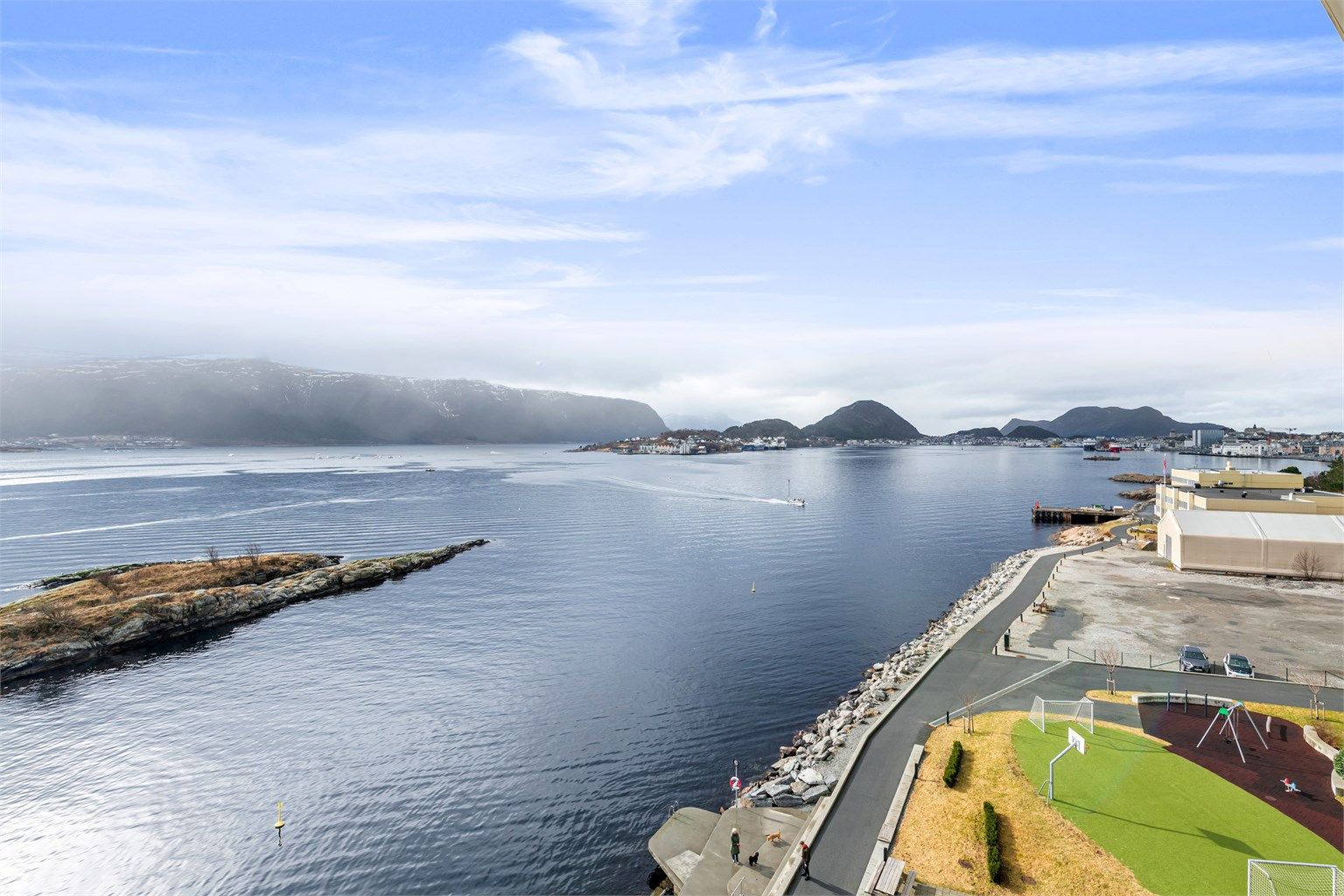 Utsikt vestover mot Ålesund by