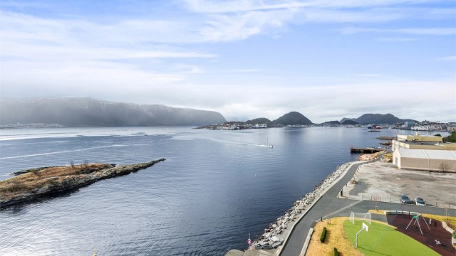 Utsikt vestover mot Ålesund by
