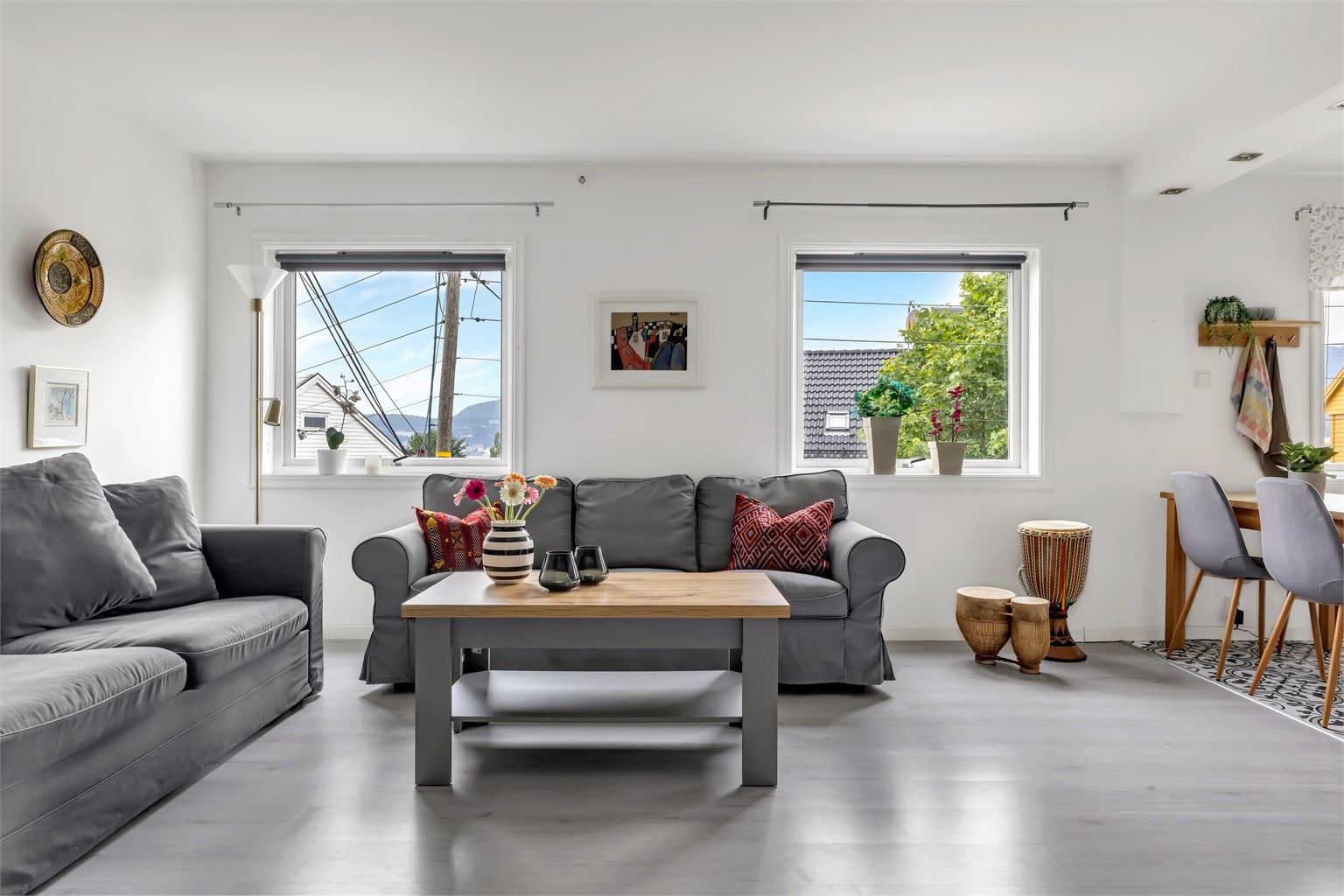 Lys og moderne stue med plass til sofagruppe og ønsket møblement.