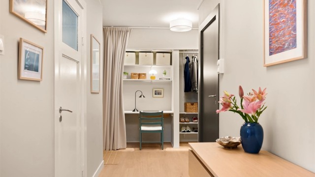 Entréen har en praktisk nisje som er innredet med arbeidsplass og garderobeløsning