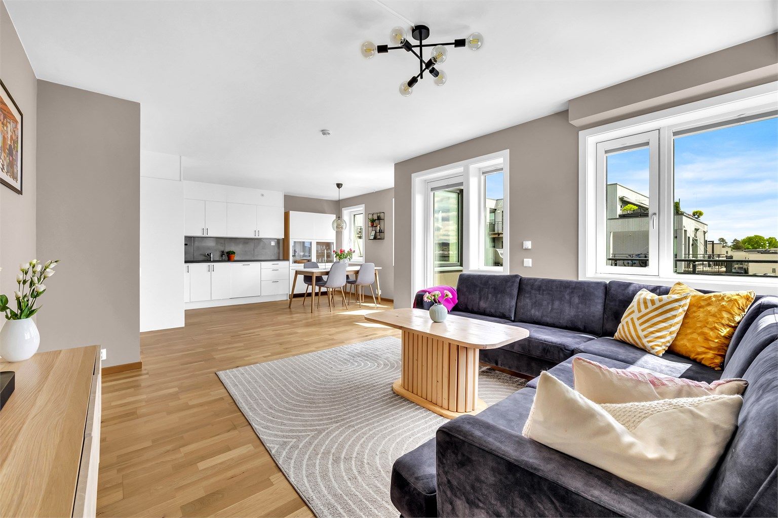 Ønsker du deg en romslig 4-roms leilighet uten innsyn? Da kan dette være leiligheten for deg.