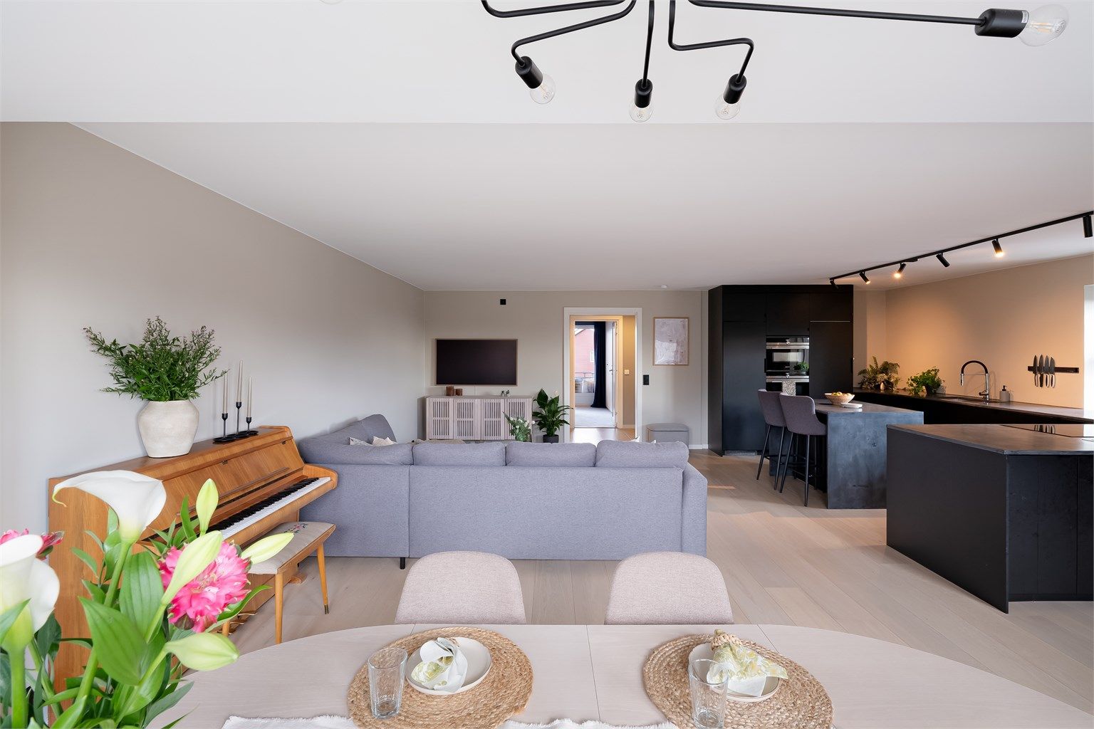 På kjøkkenet er det en naturlig plass til et par stoler ved kjøkkenøya som egner seg perfekt til frokost og raske måltider.