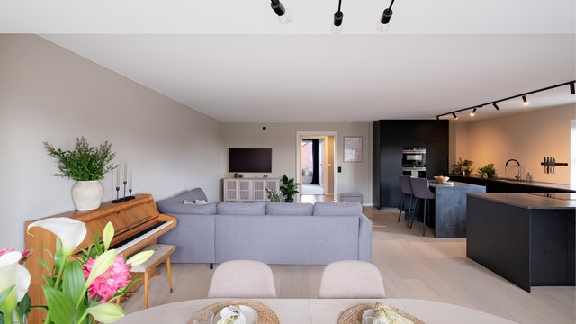 På kjøkkenet er det en naturlig plass til et par stoler ved kjøkkenøya som egner seg perfekt til frokost og raske måltider.