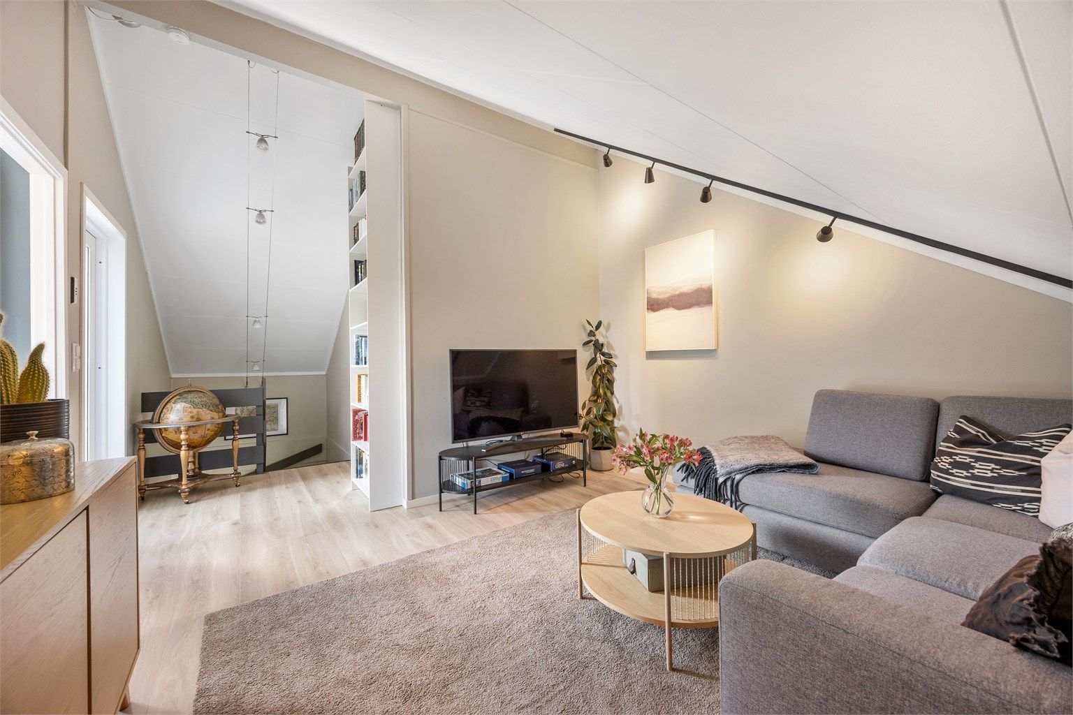 Loftstuen har skråtak med en himlingshøyde på opptil 3,36 meter.
