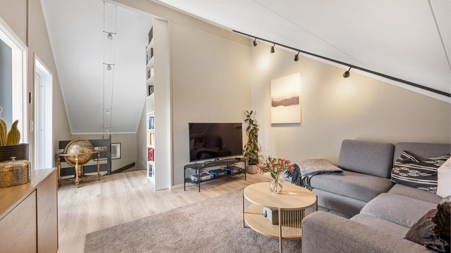 Loftstuen har skråtak med en himlingshøyde på opptil 3,36 meter.