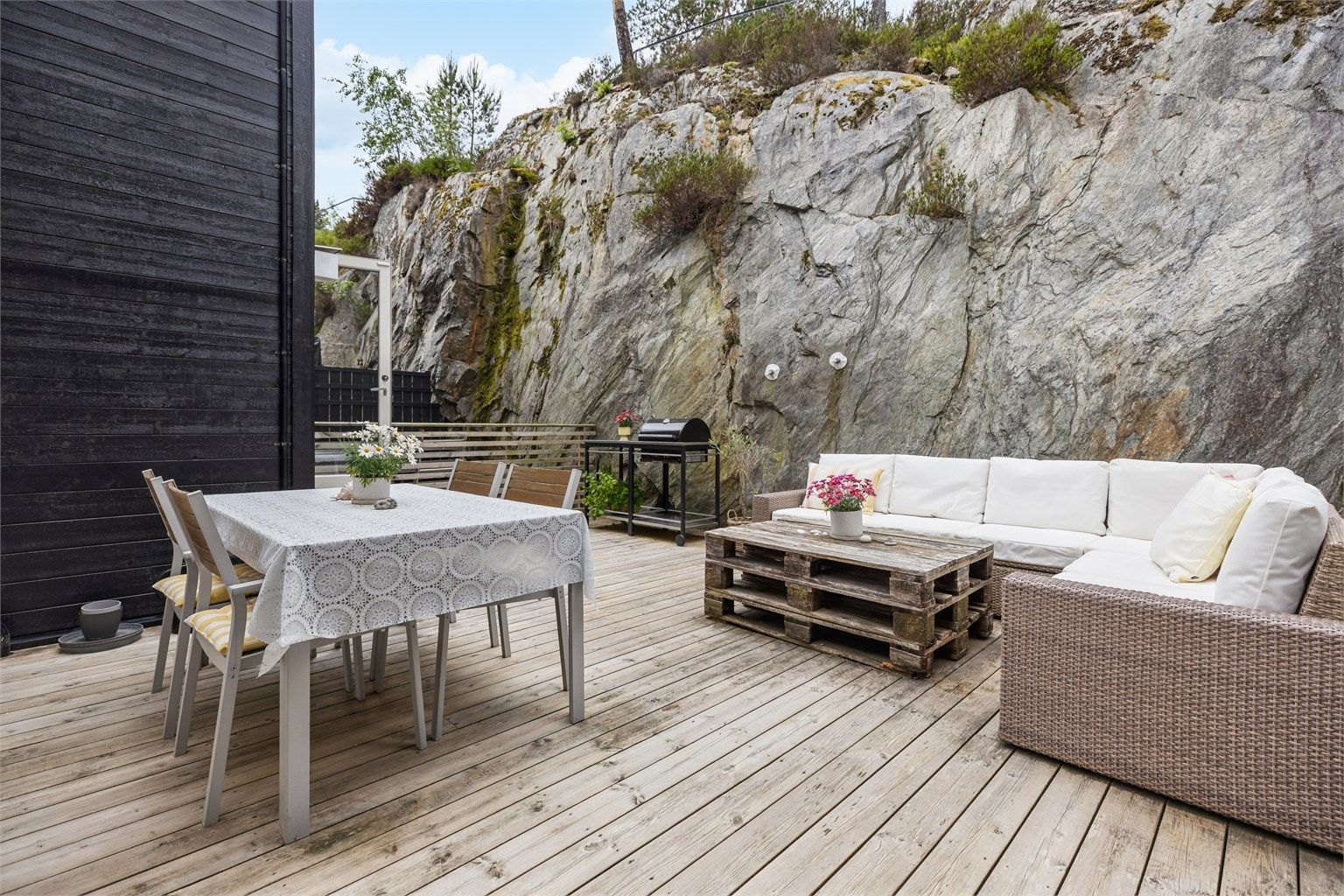  Vestvendt terrasse på 29 kvm, hvor formiddags- og ettermiddagssolen kan nytes i rolige og naturskjønne omgivelser.
