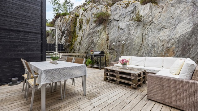 Vestvendt terrasse på 29 kvm, hvor formiddags- og ettermiddagssolen kan nytes i rolige og naturskjønne omgivelser.