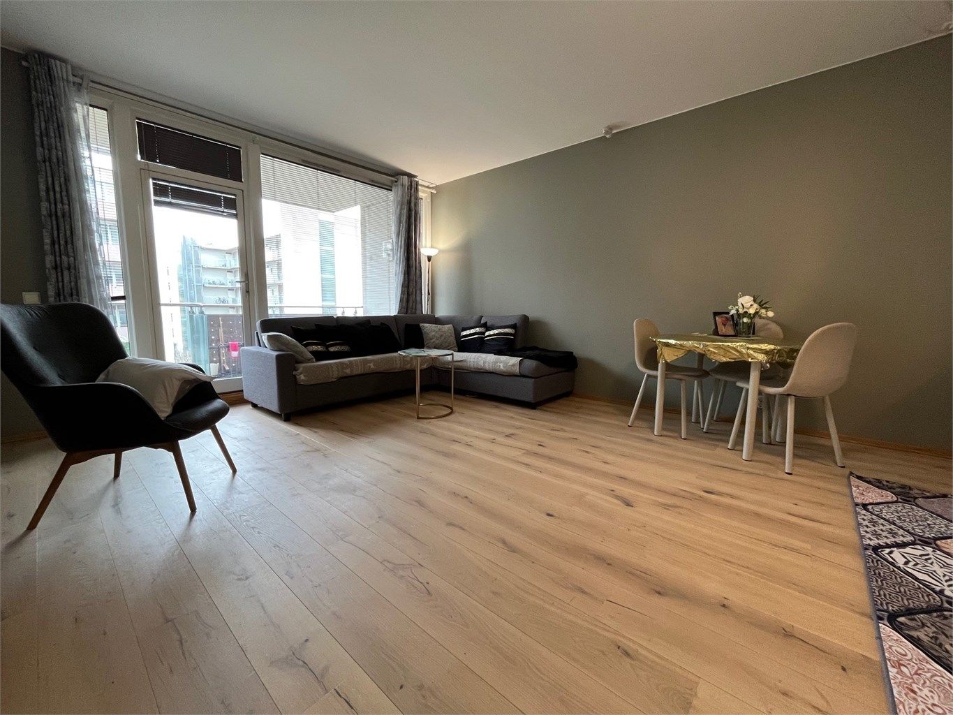 Leiligheten har helt nye en stavs parkettgullv. Romslig og pen stue med utgang balkong. 