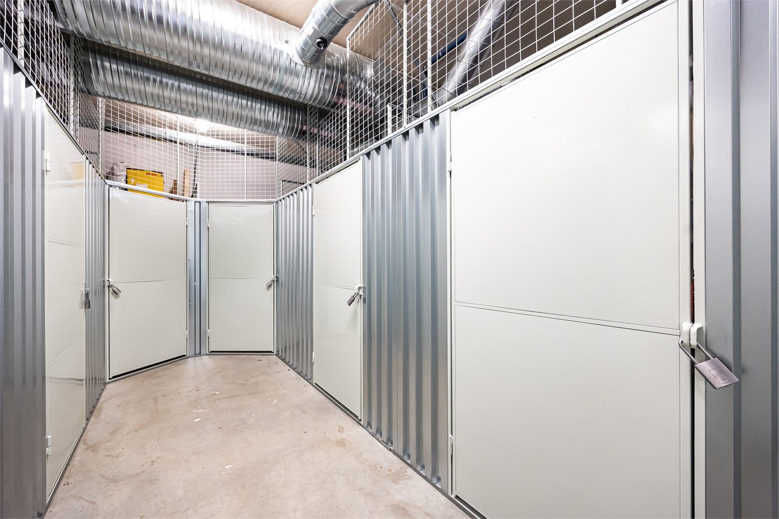 Boligen disponerer en kjellerbod på ca. 5 m² for ekstra lagring