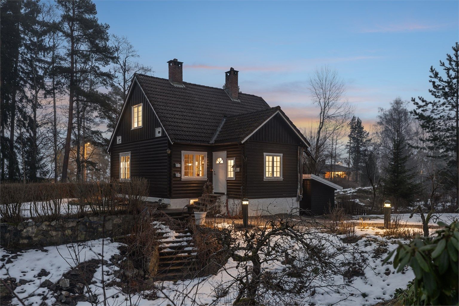 Eiendommen har meget gode solforhold og mellom trærne mot øst kan man se deler av Bunnefjorden og inn til Nordstrand og omegn.