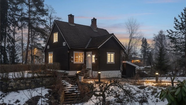 Eiendommen har meget gode solforhold og mellom trærne mot øst kan man se deler av Bunnefjorden og inn til Nordstrand og omegn.
