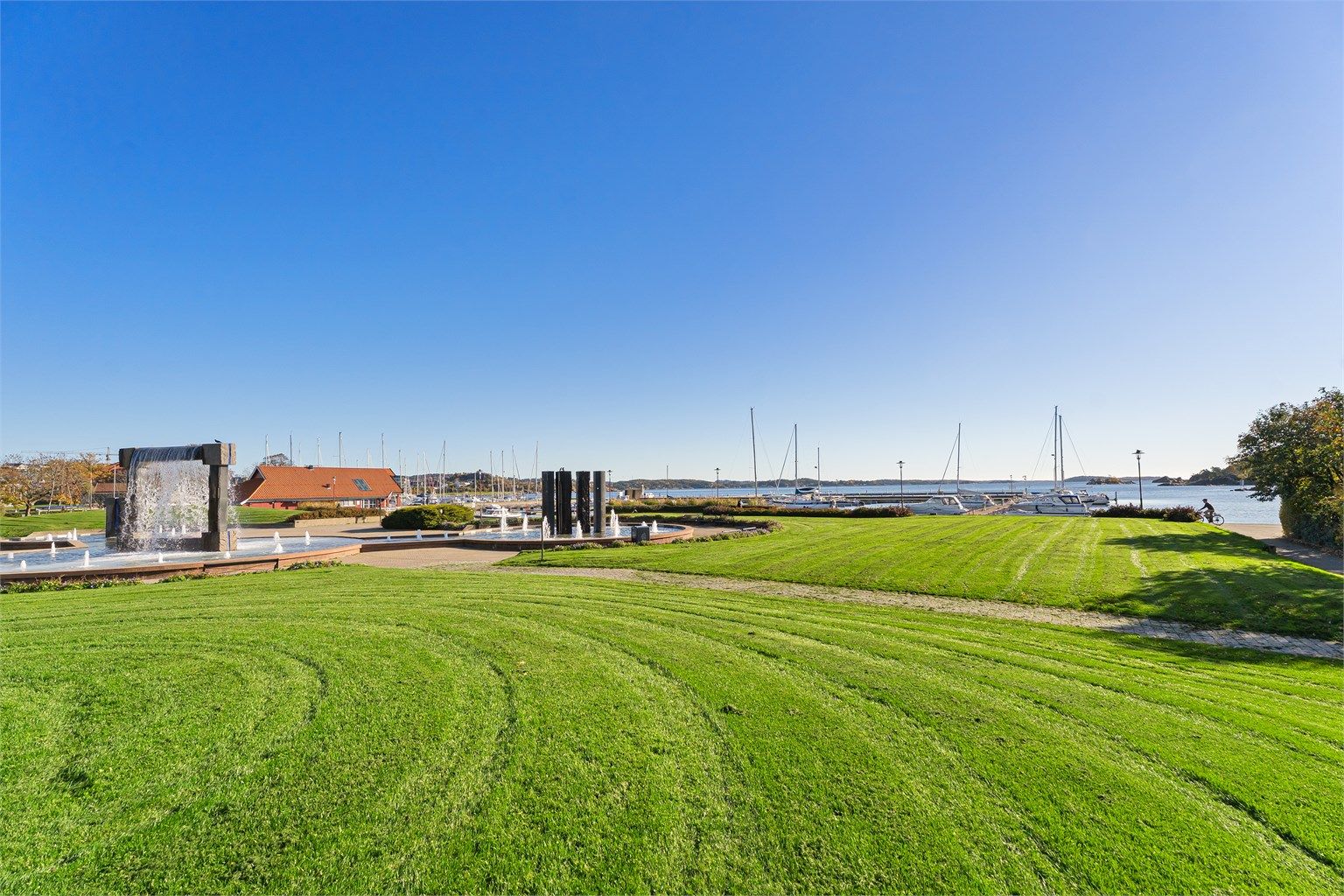 Fantastiske Nupenparken ved kommunal båthavn og sommeråpen restaurant "2 knop" like ved