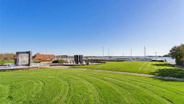 Fantastiske Nupenparken ved kommunal båthavn og sommeråpen restaurant "2 knop" like ved