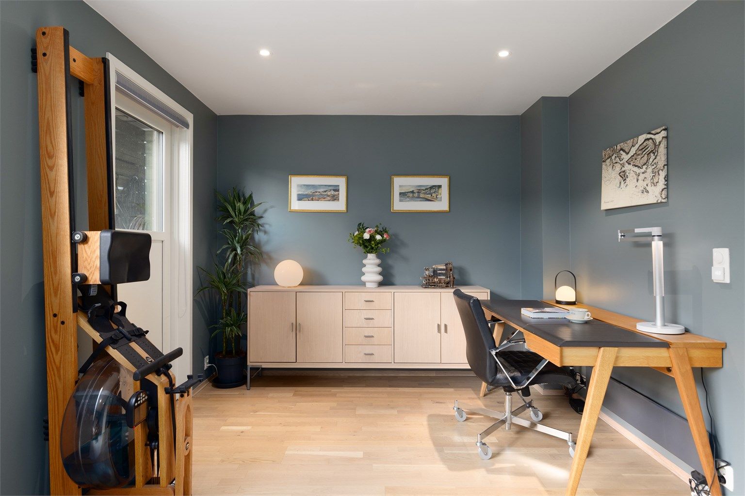 Downlights i tak og listefrie overganger mellom vegg og himling gir et moderne preg til rommet