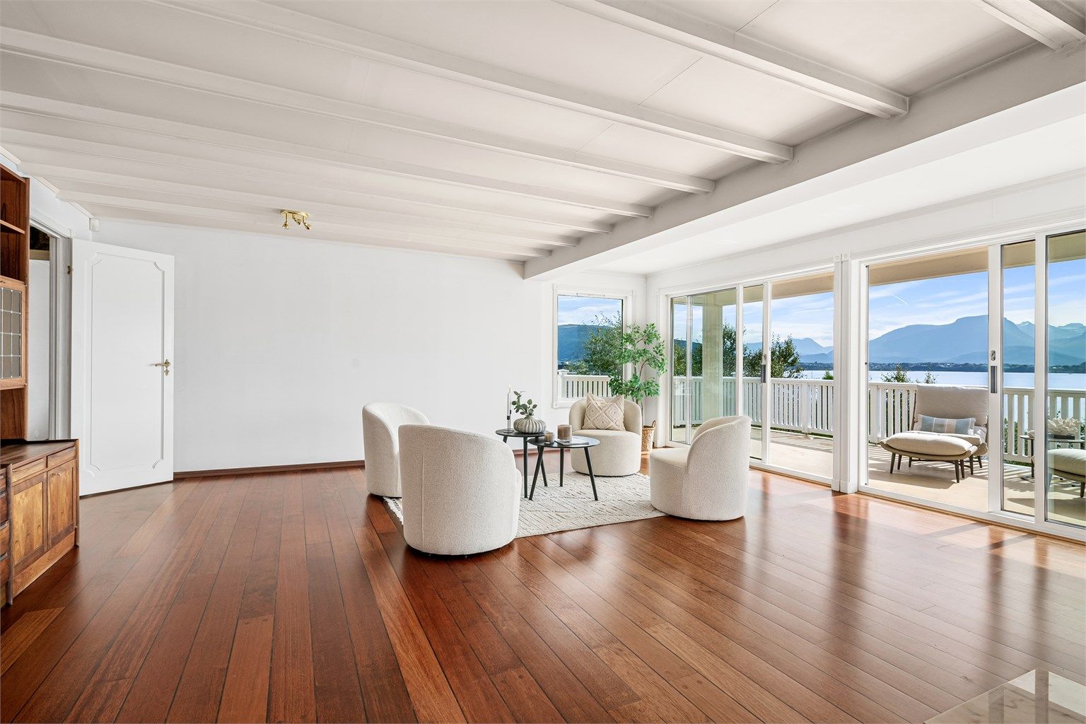 Fra stuen er det direkte utgang til en stor, sydvendt terrasse i hele husets lengde