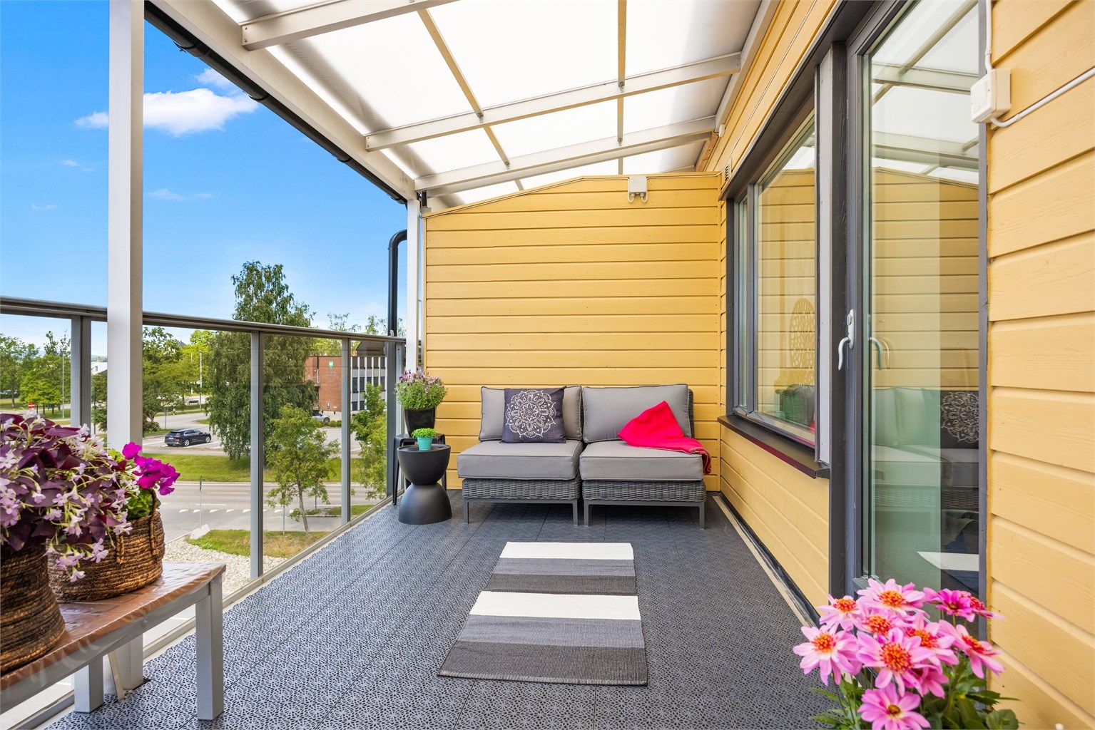 Toppleilighet med en overbygget balkong på 13 m² og takhøyde på opptil 3,74 meter.