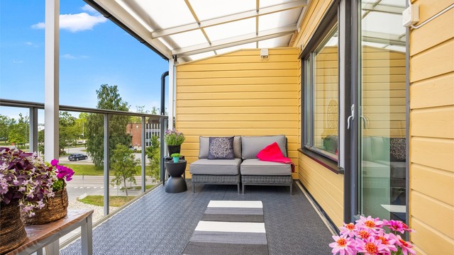 Toppleilighet med en overbygget balkong på 13 m² og takhøyde på opptil 3,74 meter.