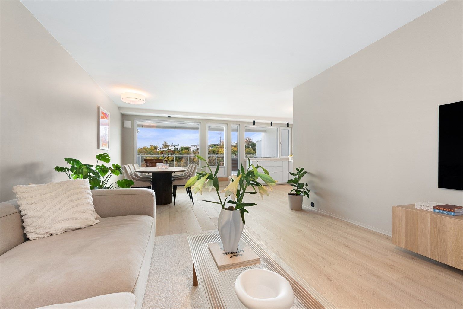 Hele leiligheten ble oppusset i 2023 med pene materialvalg og tidløst uttrykk