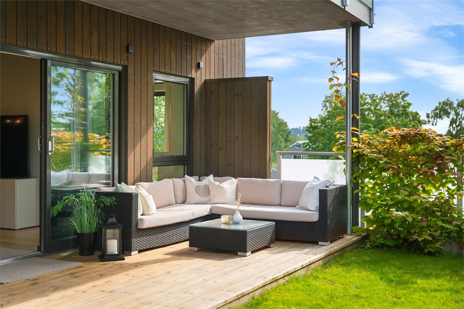 Uteplassen er en naturlig forlengelse av stuen på sommerhalvåret.